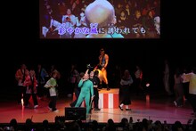 熱唱するギャロップ林と、その後頭部を映し出すスクリーン