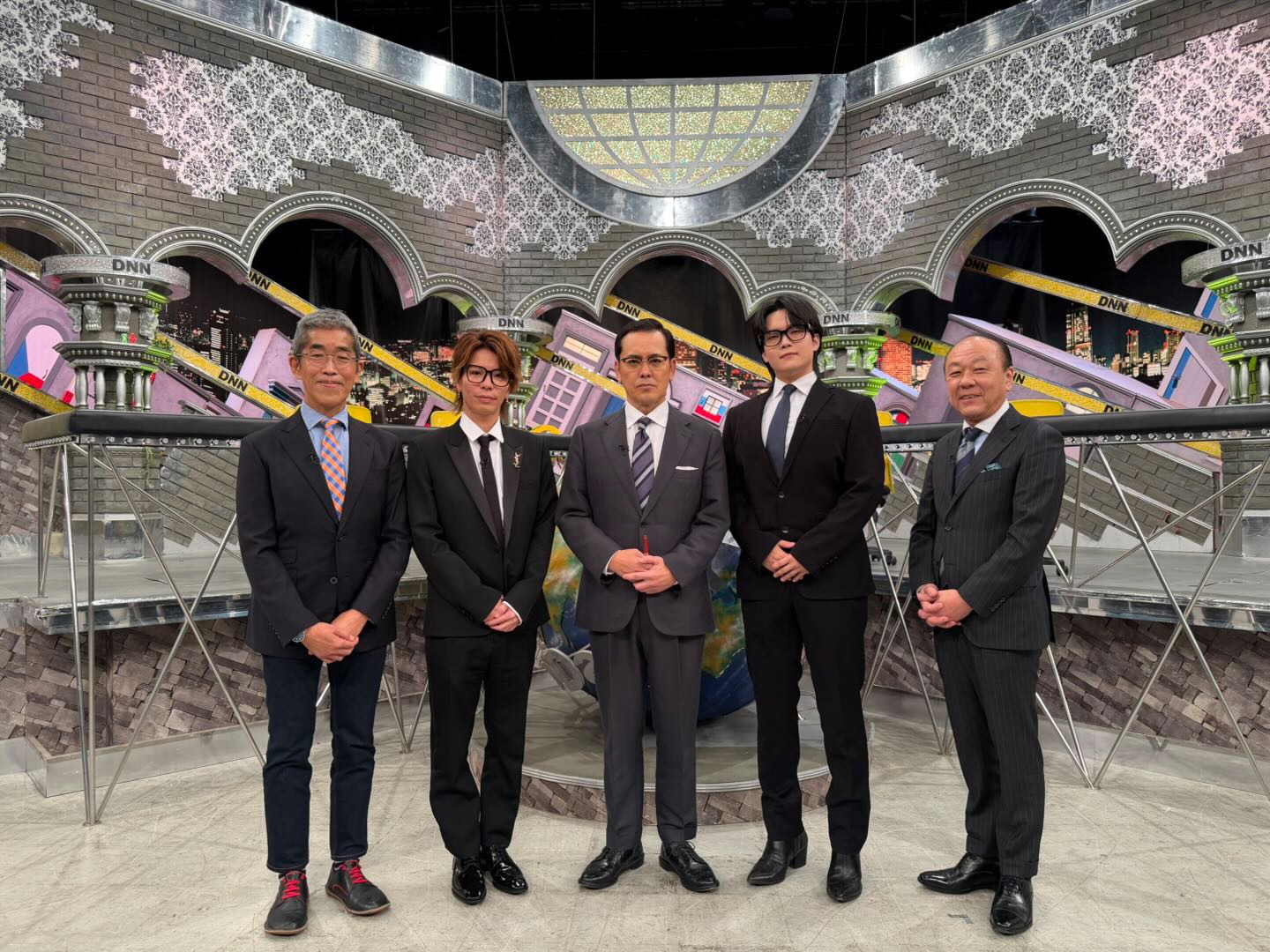 「脱力タイムズ」とTikTokのコラボCMに出演する（左から）岸博幸、夢幻アリタ哲平、ゆきドラ、出口保行