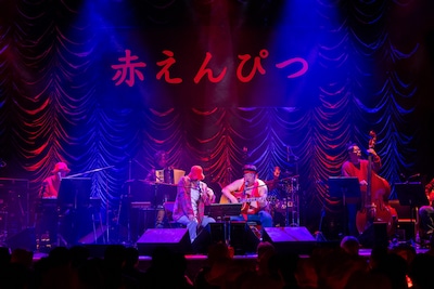 「赤えんぴつ LIVE TOUR 2025」東京キネマ倶楽部公演の様子