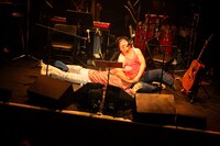 赤えんぴつ全国ツアーより、東京キネマ倶楽部公演の模様を配信