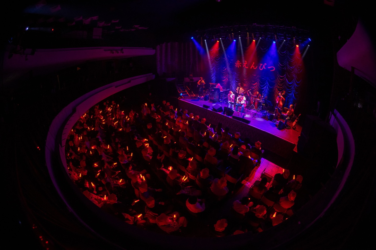 赤えんぴつ全国ツアーより、東京キネマ倶楽部公演の模様を配信