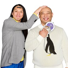 笑顔のトム・ブラウン。握力計を握るみちおとツッコミを加える布川