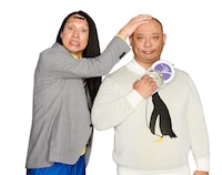 トム・ブラウン。握力計を握るみちおとツッコミを加える布川