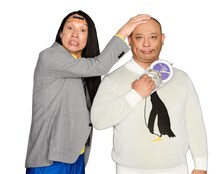 トム・ブラウン。握力計を握るみちおとツッコミを加える布川