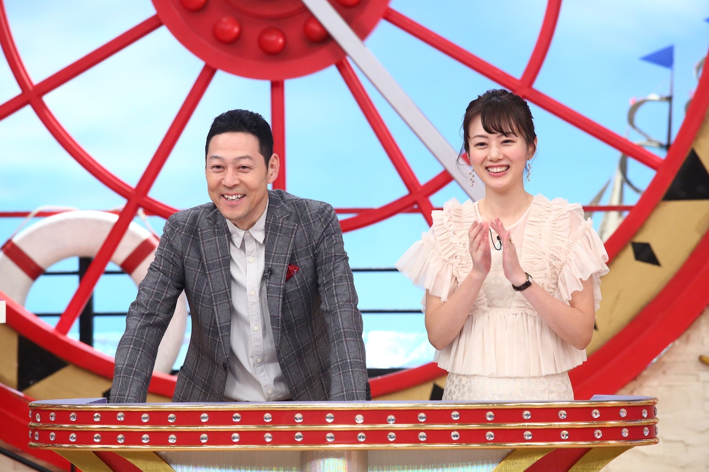 左から東野幸治、高橋真理恵アナウンサー