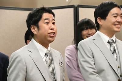 河本はネタに携わっていないと述べるウエストランド井口（左）