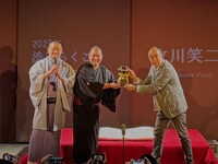 トロフィーを受け取る立川笑二