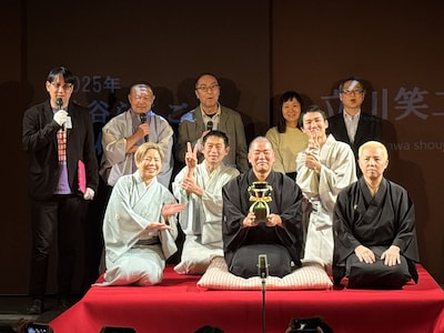 立川笑二を囲む出演者たち