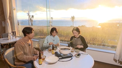 絶品鍋を堪能する（左から）ロッチ・コカド、鷲見玲奈、村重杏奈