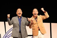 フォトセッションに元気に応じるザ・ぼんち