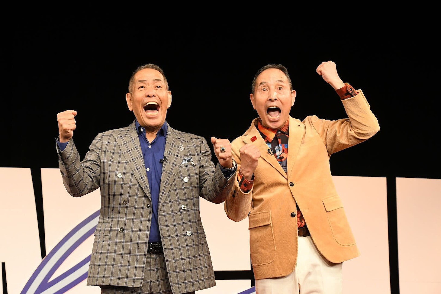 フォトセッションに元気に応じるザ・ぼんち