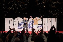 「ザ・ぼんち芸道55周年記念単独ライブ～漫才はとまらないッ～」東京公演の様子。金テープが舞う（写真提供：吉本興業）