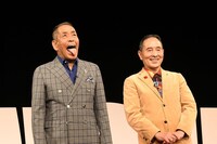 滑舌をよくするため口の運動をするぼんちおさむ（左）