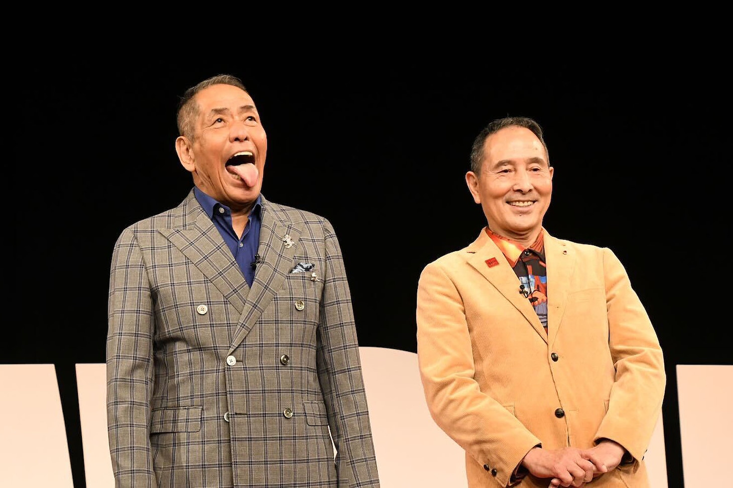 滑舌をよくするため口の運動をするぼんちおさむ（左）