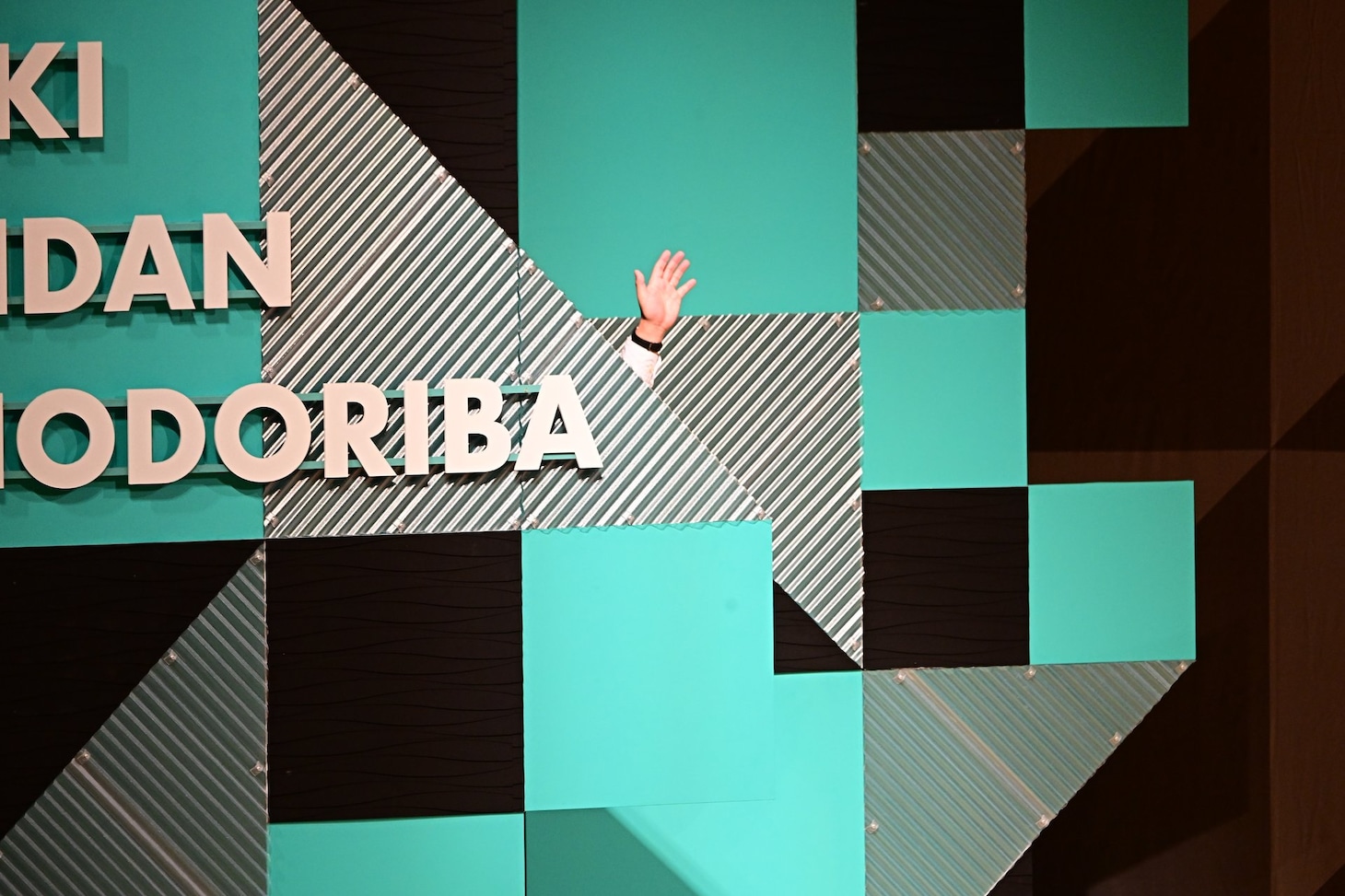 顔出しなしで実際にイベントに登場した“先生”