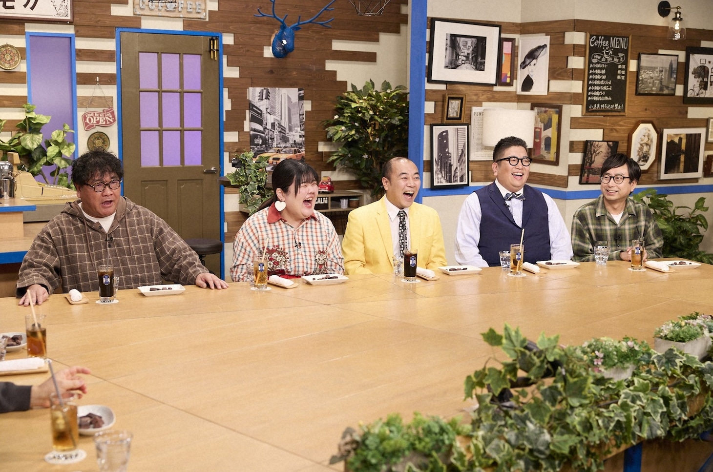 かまいたちの「これ余談なんですけど…」に出演する（左から）カンニング竹山、ぼる塾あんり、きしたかの、おいでやす小田