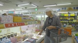 沖縄のスーパーで買い物をするヒロシ