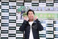 ムービーカメラからのお手振りリクエストに応えるウエストランド井口