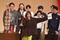 優勝者発表を務める野呂佳代