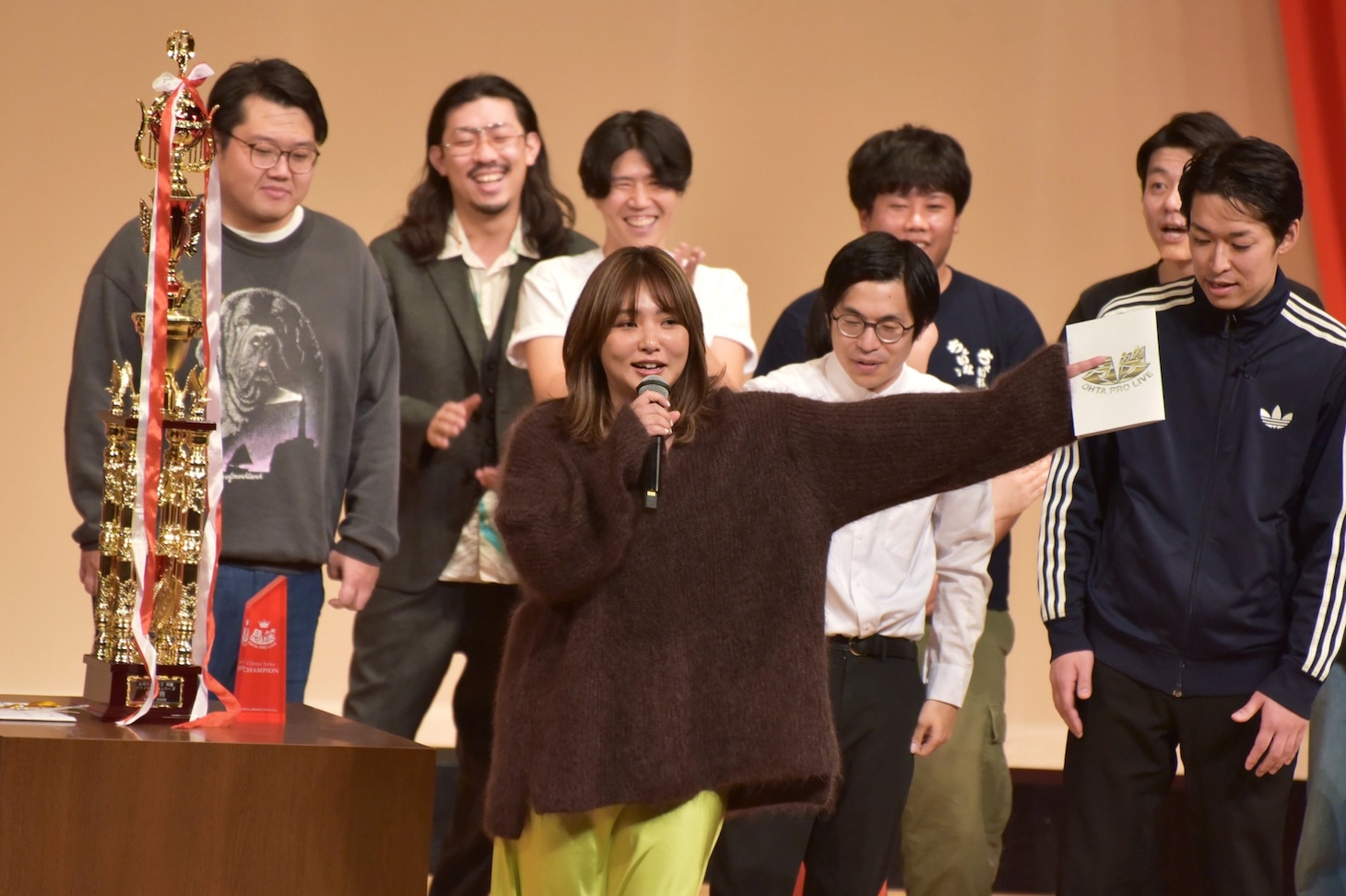 優勝者発表を務める野呂佳代