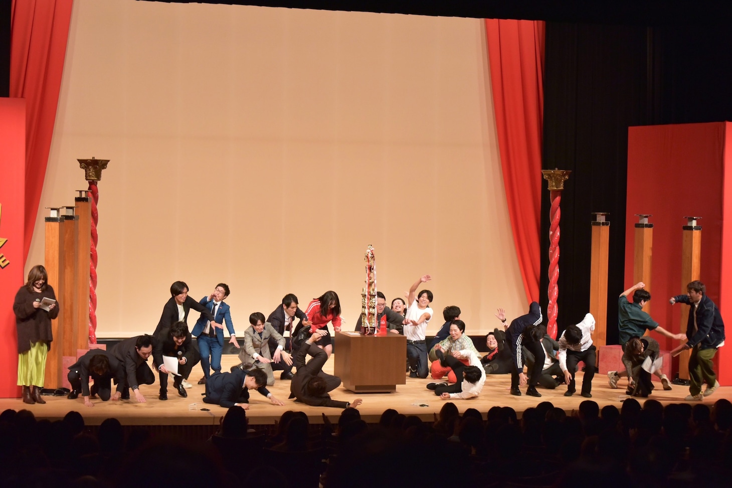 野呂佳代が「優勝は……マシンガンズです！」とボケて全員がコケる様子