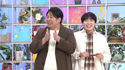 考察するレインボー。©NHK