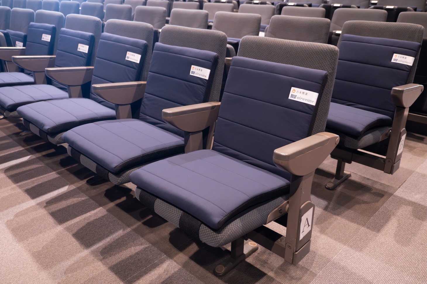 背もたれにもクッションが付いたルミネtheよしもとの座席