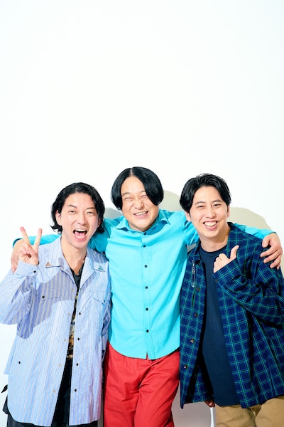 肩を組み、笑顔の永野とニューヨーク