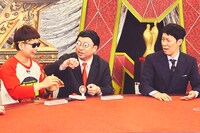 TELASAオリジナル番組「レジェンド戦士が答える M-1超クイズ」に出演するチーム前説の（左から）バイク川崎バイク、レイザーラモンRGと、MCの小籔千豊