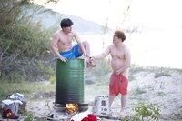 手錠でつながれたマユリカの無人島生活が映画化、新宿バルト9ほか全国ロードショー