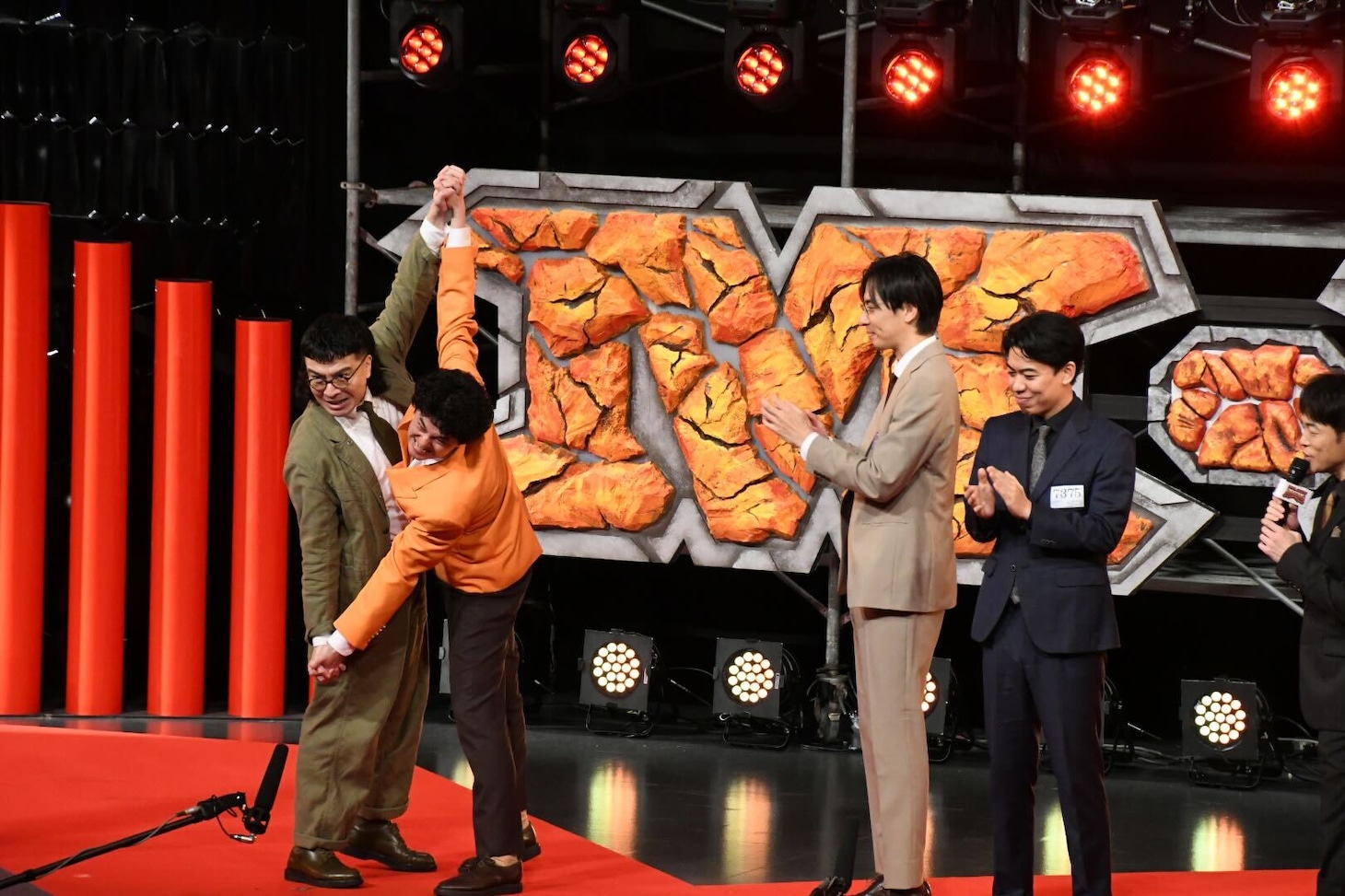 カナメストーン（左）がBブロックを勝ち抜けた瞬間