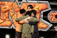 抱き合うカナメストーンとカベポスター