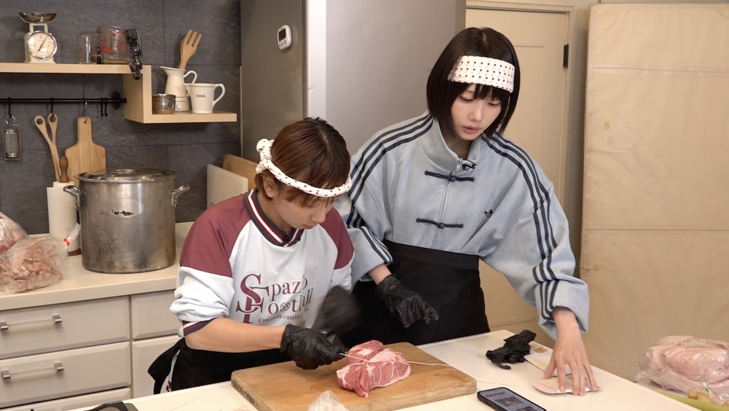 左から、高橋成美、あの