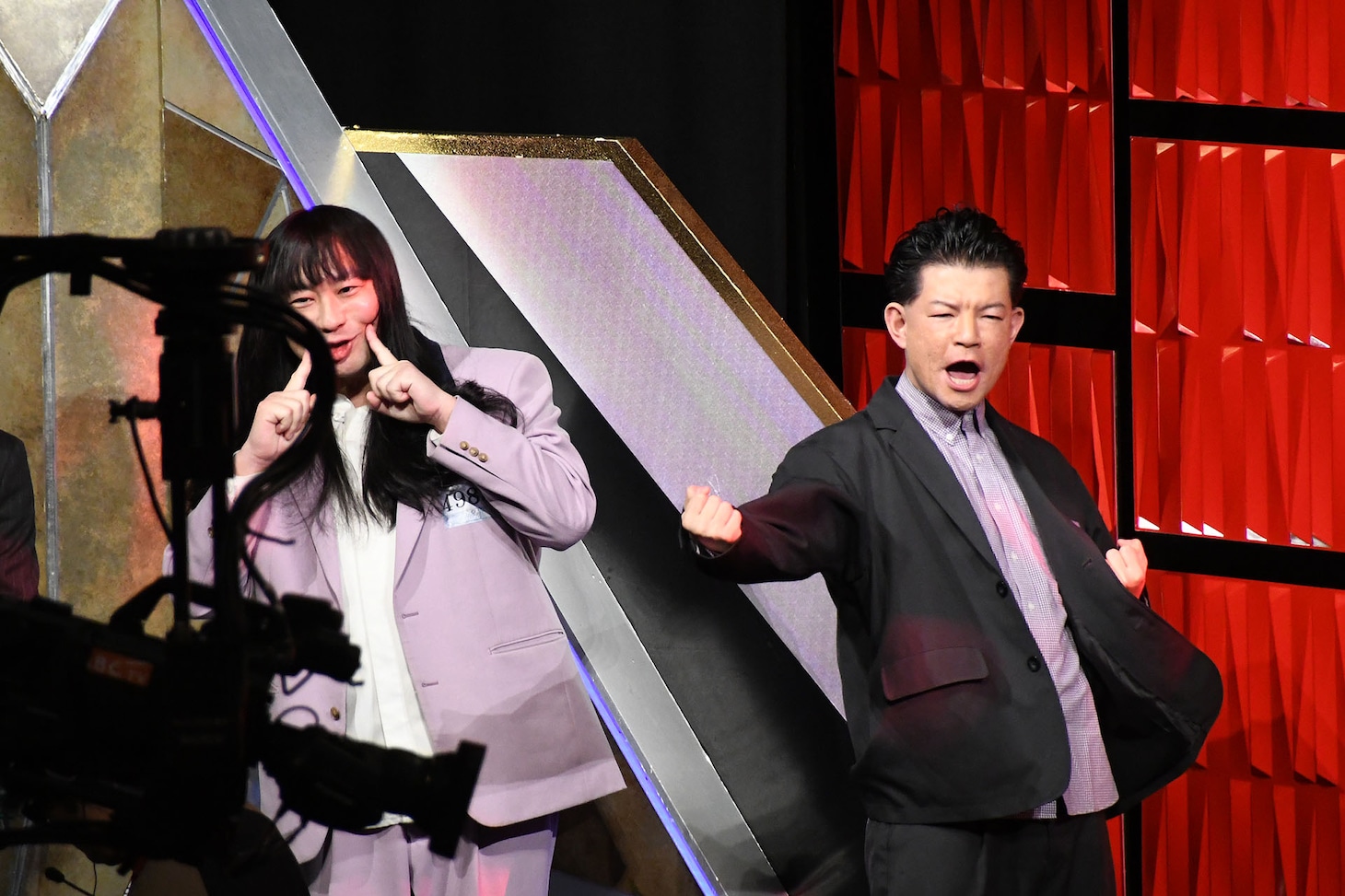 勝利して喜ぶネコニスズ