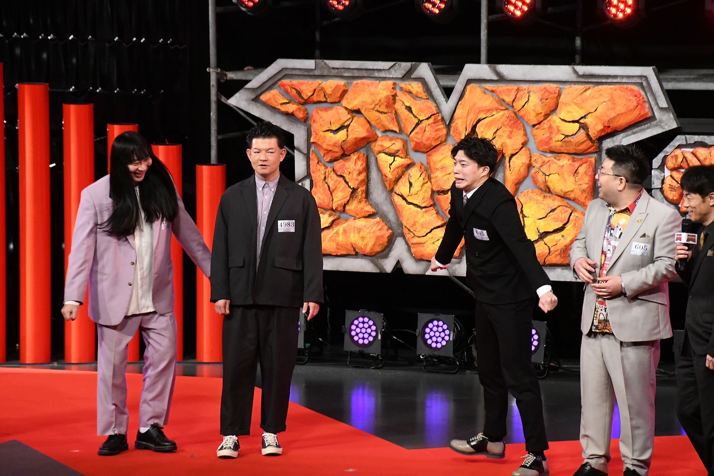 赤ちゃんになる20世紀・木本（左から3人目）