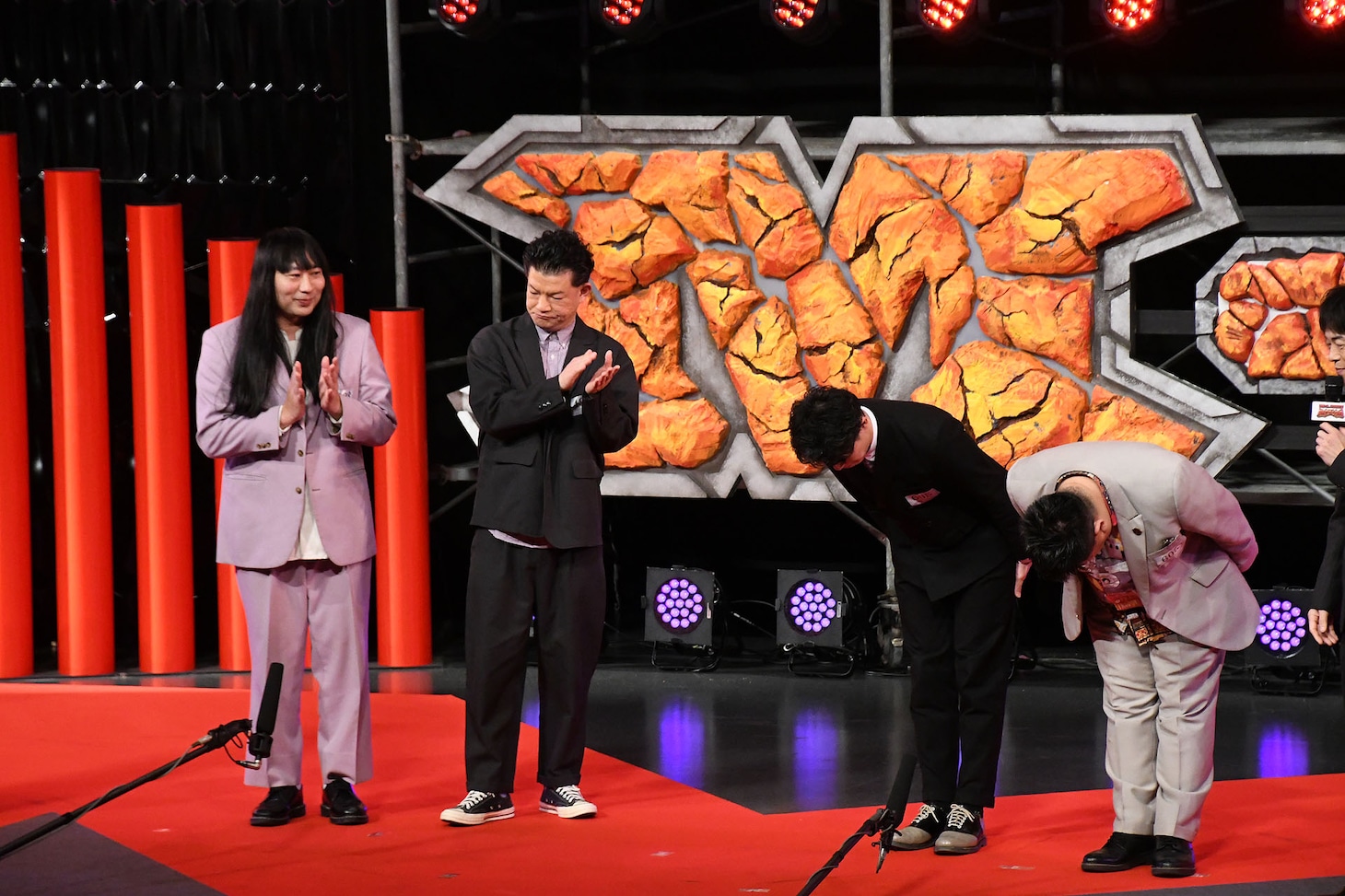 拍手を送るネコニスズと、深々とお辞儀する20世紀