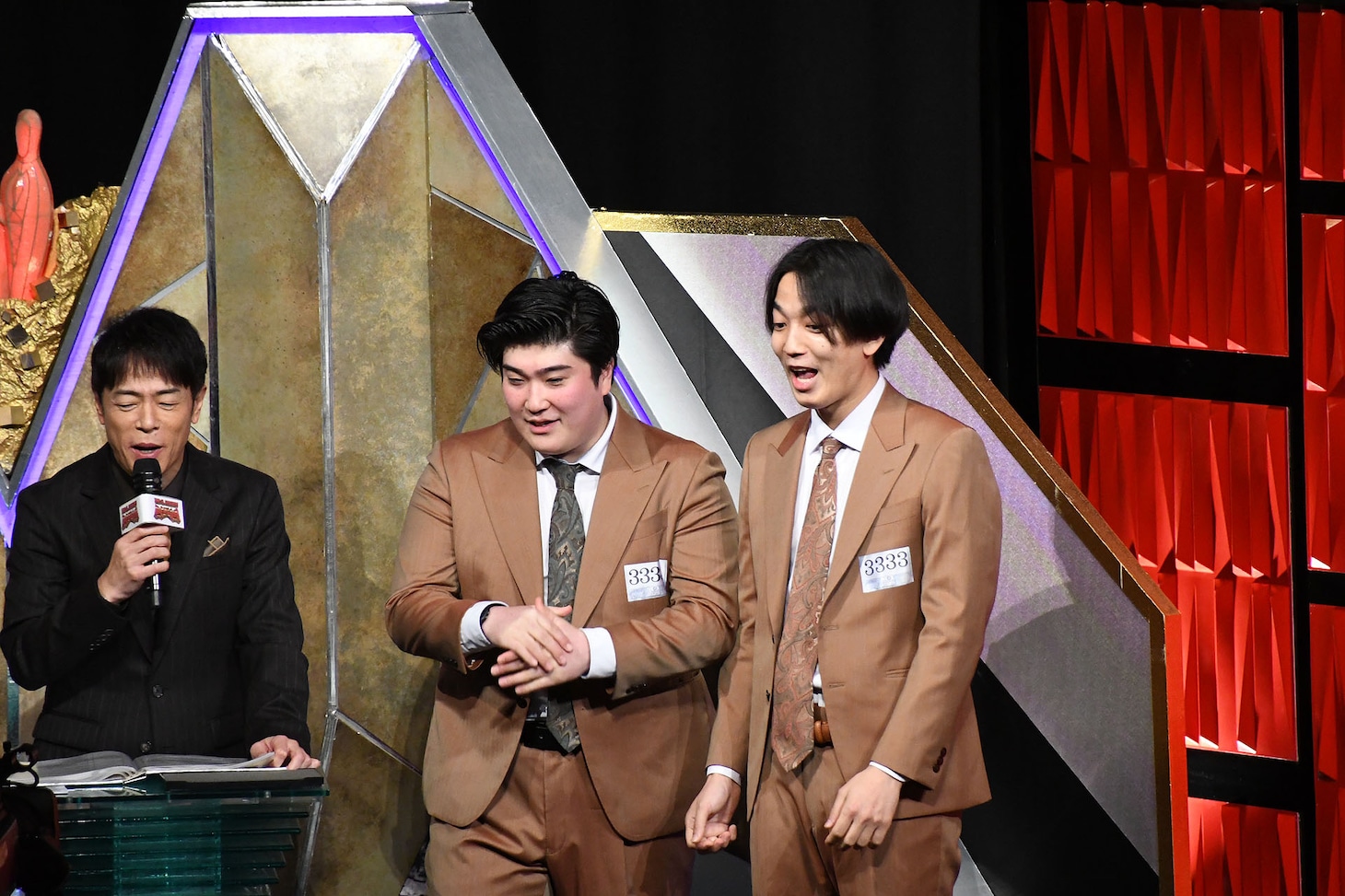 勝利して喜ぶ例えば炎