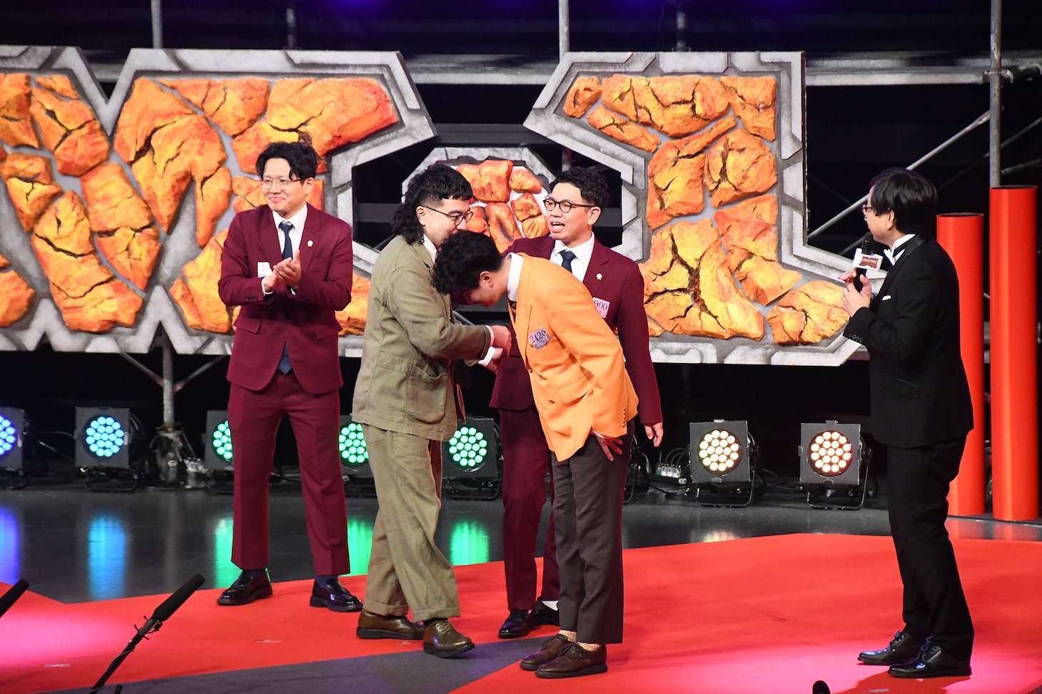 ミキと握手するカナメストーン