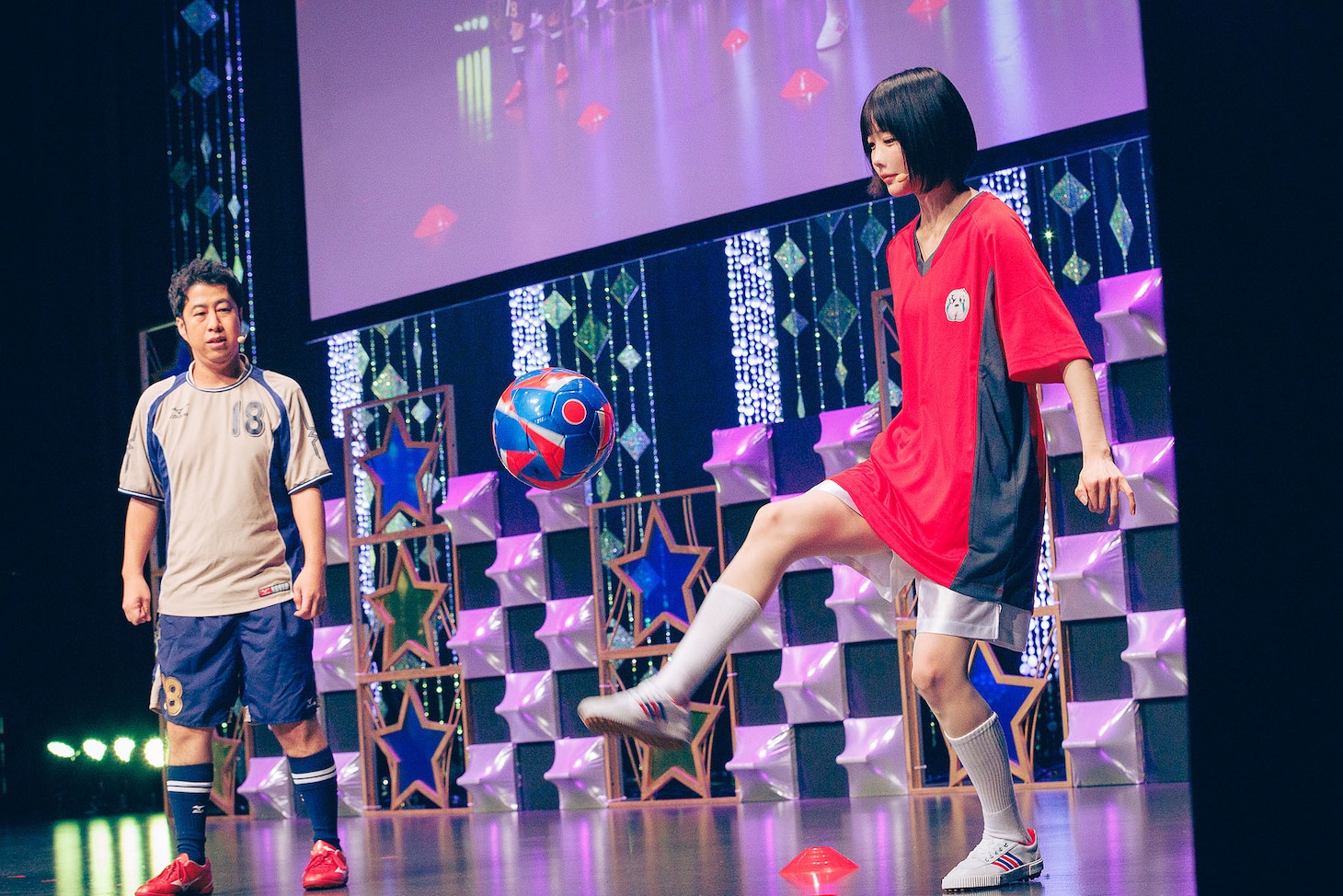 「クイズ！リフティング＆ブレイン」を行うウエストランド井口とあの