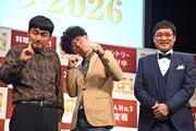 フォトセッション時の（左から）たくろう、南海キャンディーズ山里。山里は「たくろうだけ切り抜きやすいように」と少し離れて立っていた