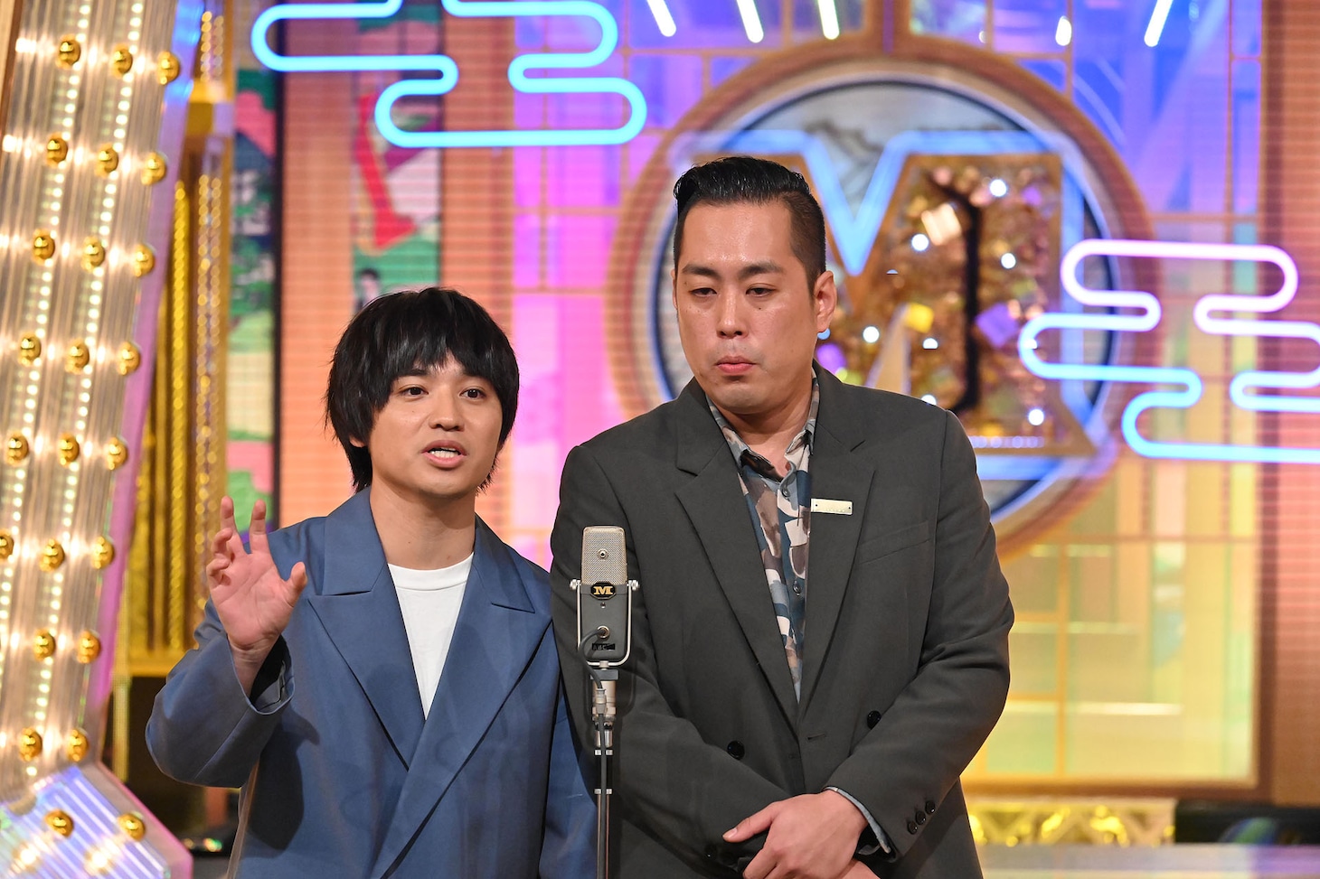 「M-1グランプリ2025」最終決戦でネタを披露するエバース