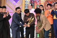 中川家・礼二からトロフィーを受け取るたくろう