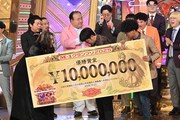 優勝賞金1000万円のパネルを受け取るたくろう