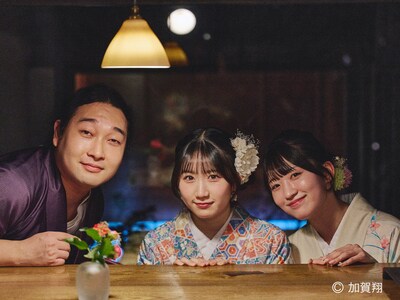 左から、かが屋・賀屋とOCHA NORMAメンバーの広本瑠璃、中山夏月姫。この写真を撮影したのは、かが屋・加賀