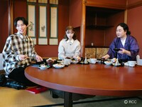 かが屋と髙橋ひかる（中央）