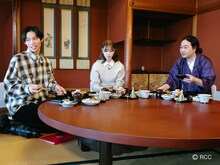 かが屋と髙橋ひかる（中央）