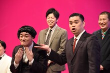 「パラレルワールドのたくろう赤木」を名乗る、ななまがり森下（左）