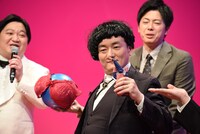 右手に“ブラボール”、左手にパラレルワールドのきむらバンドを持つななまがり森下