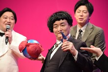 右手に“ブラボール”、左手にパラレルワールドのきむらバンドを持つななまがり森下