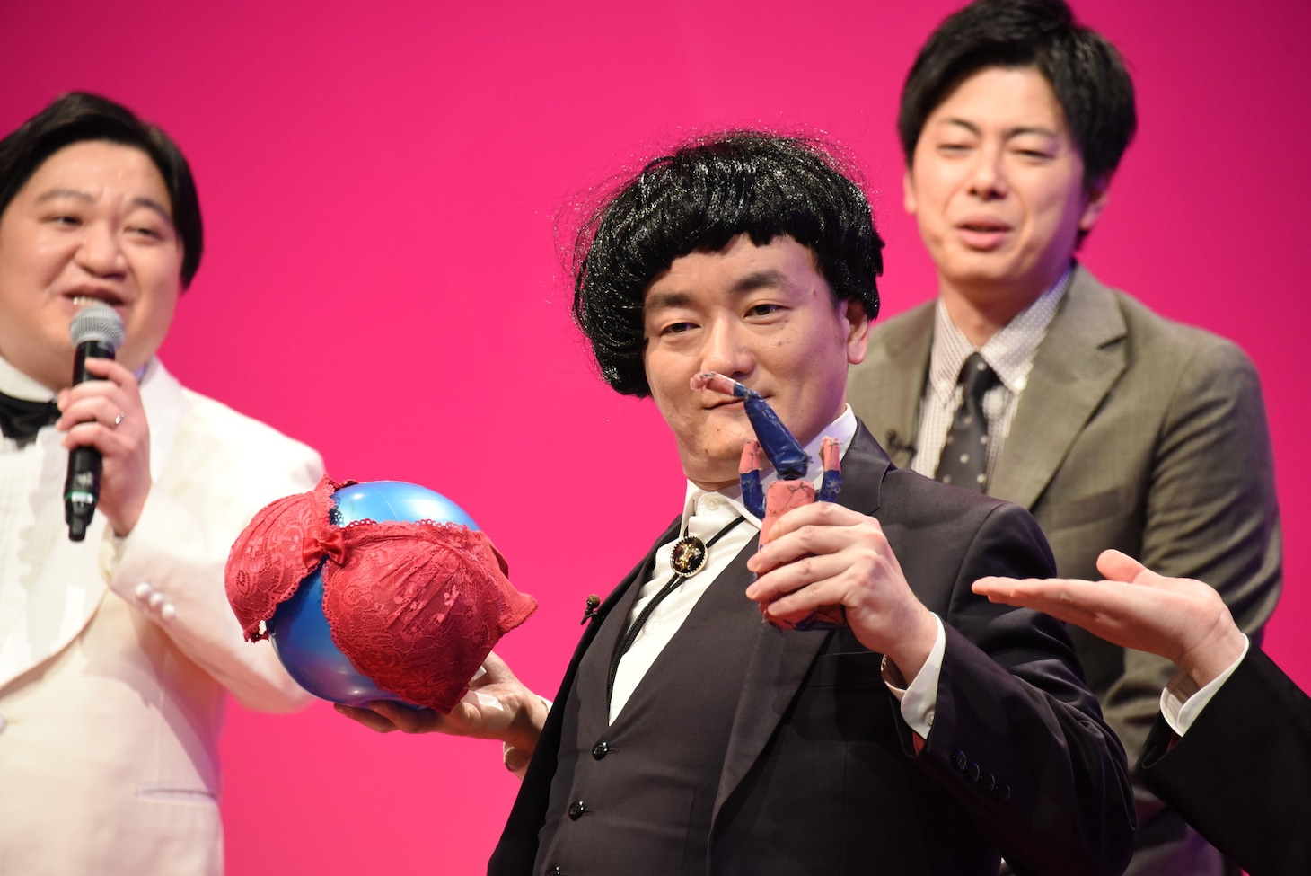 右手に“ブラボール”、左手にパラレルワールドのきむらバンドを持つななまがり森下